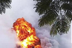 火焰衝天的火警現場。（圖源：讀者提供）