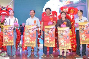 熱心人士為龍獅點睛開光合照。