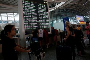 由於巴厘島阿貢火山持續噴發，已關閉一天的巴厘島伍拉萊國際機場將繼續關閉至當地時間29日早7時。