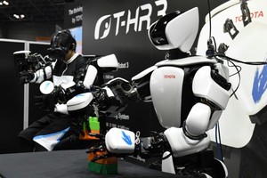 豐田推出新一代T-HR3仿人機器人，能流暢模仿人類動作。（圖源：AFP）