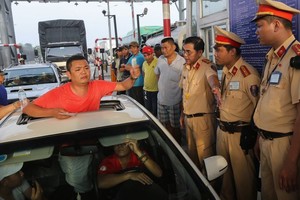 丐禮 BOT 收費站秩序混亂，上10名機動警察趕抵現場以整頓秩序。（圖源：黃楠）