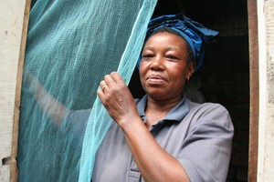 坦桑尼亞婦女掛起防瘧疾蚊帳。（示意圖源：世衛組織）