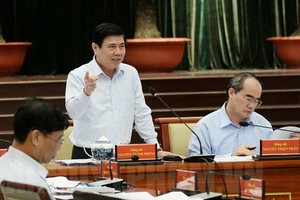 市人委會主席阮成鋒在會上發言。