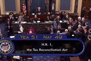 現場共和黨人紛紛鼓掌慶祝。（圖源：互聯網）