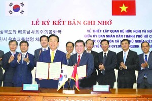 市人委會與韓國慶尚北道省政府建立友好與合作關係的備忘錄簽署儀式。