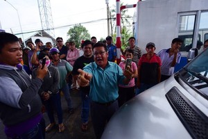 司機反對收費站收取昂貴的路費。（圖源：南陳）