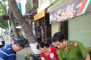 公安與人民一起清掃街道。