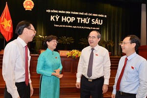 市委書記阮善仁與各代表交談。