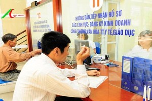 企業代表在辦理投資手續。