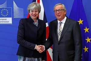 英國首相特蕾莎‧梅（左）與歐盟委員會主席容克會面。（圖源：路透社）