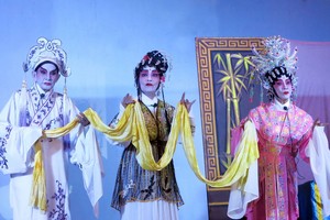 林振威、梁艷芳與梁玉燕劇照。