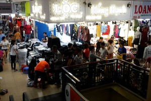 安東市場時裝攤位一隅。