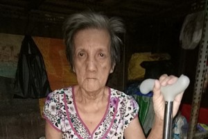 經過半年臥病在床，如今劉賜珍可以慢慢行動了。