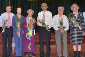 市祖國陣線委員會副主席何增（左四）和市各少數民族文學藝術協會主席劉金華（左二）獲表彰。