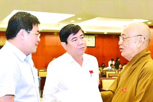 市人委會主席阮成鋒(中)與各代表交談。