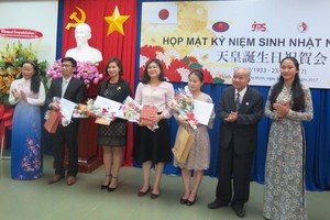 市人文與社會科學大學日语系越日友好分會代表獲贈紀念品。