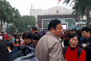 每天有成千上萬中國遊客在芒街國際口岸過境往來。（圖源：阮雄）