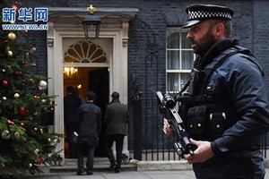 英警方挫敗一起暗殺首相陰謀。圖為英國倫敦武裝警察在唐寧街10號外巡邏。（圖源：新華網）
