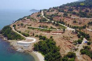 政府副總監察長裴玉藍公佈對峴港市土地監察《決定》，全面監察峴港山茶及多福項目。圖為山茶半島項目一瞥。（圖源：何成）