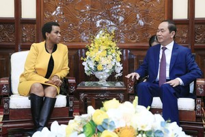 國家主席陳大光(右)接見南非大使克哥姆特蘇‧魯特‧馬加巫。（圖源：顏創）