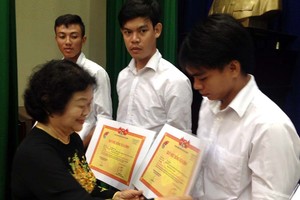 原國家副主席張美華頒助學金給學生。