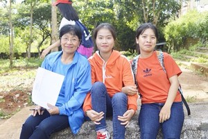 阮氏米老師（左）與學生們。