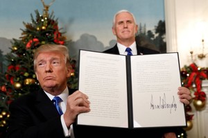 特朗普展示簽署美國承認耶路撒冷為以色列首都的公告。 （圖源：路透社）