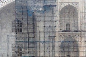 泰姬陵正在清潔中仍吸引不少遊客前來參觀。