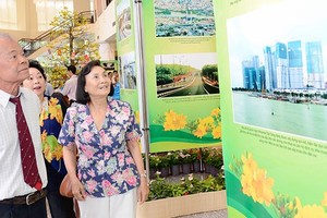 僑胞參觀有關本市發展的展會。