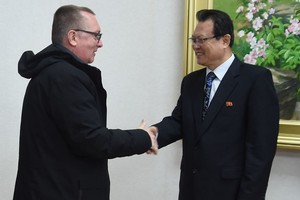聯合國副秘書長傑佛里‧費爾特曼(左)訪問朝鮮討論朝鮮半島局勢。（圖源：路透社）