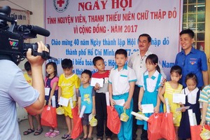 越南電視台正在攝錄曾廣健（後排右一）鏡頭。