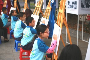 圖為“小孩眼中的和平”繪畫比賽一瞥。（圖源：互聯網）