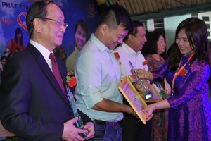 黃小香主任向潘演同志(左一)與楊迪生頒發表彰書。