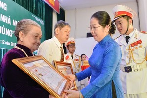 市委副書記武氏蓉向越南英雄母親家屬追授高貴稱號。（圖源：越勇）