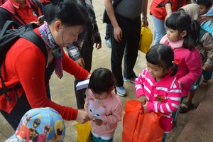 吳美林秘書長送禮物給學生。