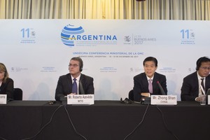 世界貿易組織總幹事羅伯托‧阿澤維多（左二）出席圓桌會。 （圖源：互聯網）