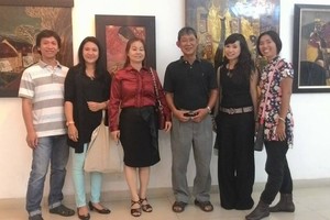 華人畫家李克柔(右三)亦應請參加此次漆畫藝術展。（示意圖源：Do Hieu粉絲專頁）
