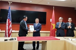 市委書記阮善仁(右二)見證向美國各家資訊技術企業頒發在本市高新技術園區3個項目投資執照儀式。