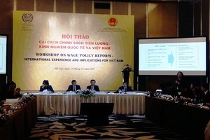 圖為“工資改革政策-國際與越南的經驗”研討會現場一瞥。（圖源：VOV）