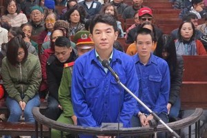 被告人Hsu Ming Jung 站在被告席上答法官問案。（圖源：互聯網）
