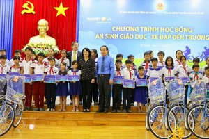 國家副主席鄧氏玉盛向家境貧困但好學的學生贈送100輛自行車、100個背包與100份“教育民生-上學自行車”助學金。（圖源：陸松）