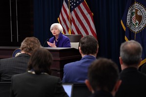 當地時間12月13日，美國聯邦儲備委員會主席耶倫在華盛頓舉行的新聞發佈會上講話。（圖源：新華網）