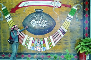 排灣與魯凱族原住民的3寶：黑陶壺、琉璃珠與青銅刀。