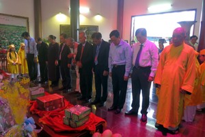 各代表在榜眼阮生色陵前肅立默哀致敬。（圖源：同富）