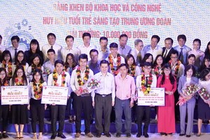 圖為共青團市委與市國家大學舉行的第十九屆尤里卡獎頒獎儀式。