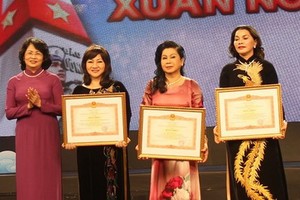 國家副主席鄧氏玉盛向熱心人士轉授政府總理獎狀。