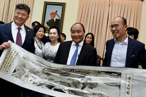 中國綠地集團董事長張玉良(左一)與中國上海半島酒店主席王偉賢(右一)向阮春福總理贈送紀念品。