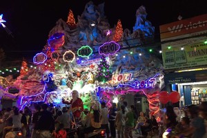 第八郡范世顯街第六、七坊的教區近日來已開始佈置各種聖誕的景象以增添聖誕節日氣氛。