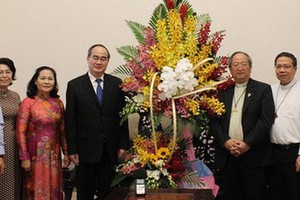 市委書記阮善仁昨(19)日率領市委、人民議會、人委會、市越南祖國陣線委員會代表團前往看望及祝賀各宗教單位、神職人士。