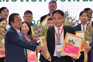 同塔省省委書記黎明歡向華人企業、Sunny World投資與發展公司總經理張敬榮頒發投資執照。